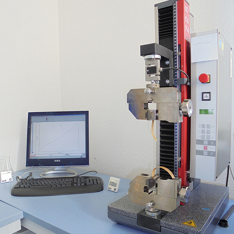 Material testing machine during measurement